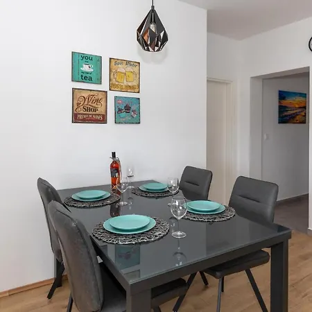 2 Bedroom Beautiful In Hébergement de vacances