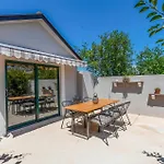 2 Bedroom Cozy In