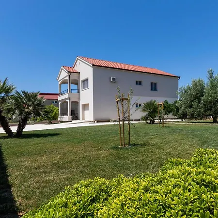 2 Bedroom Cozy In Prázdninový dům *
